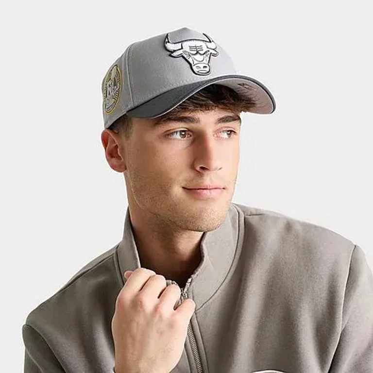 New Era Chicago Bulls NBA 6-Time Champs 9FORTY A-Frame Snapback Hat in Light Grey/Dark Grey