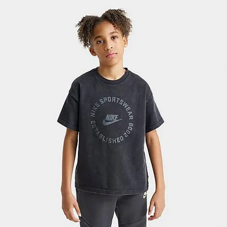 Nike Big Kids Sportswear Circle T-Shirt in Black Size: Small