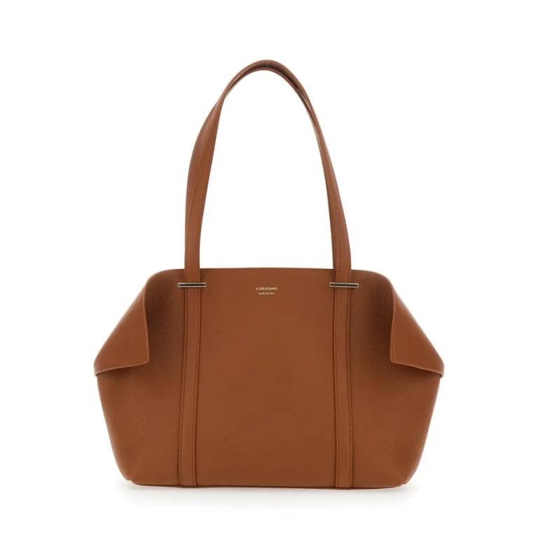 Tote Bag mit gefalteten Seiten und Logo-Schriftzug auf der Vorderseite aus braunem Leder
