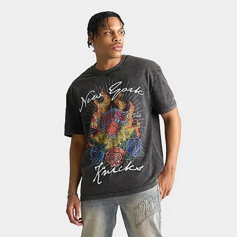 Pro Standard Men's New York Knicks NBA Fire And Roses T-Shirt in Washed Black Size: Small