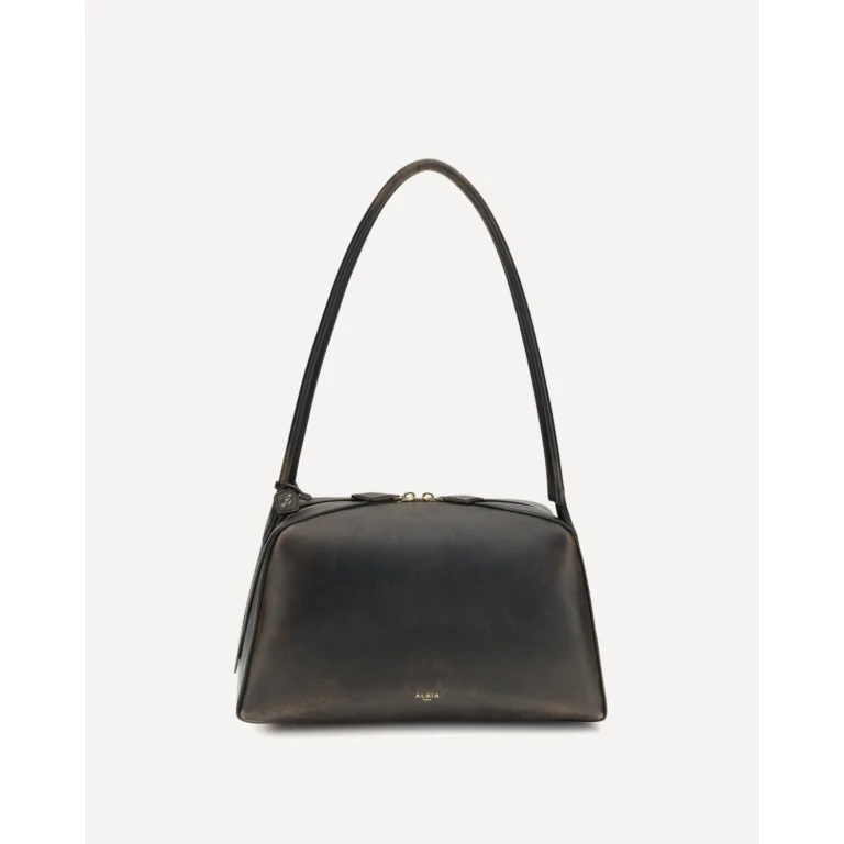 Bolso de hombro ALAÏA Le Bouledogue en piel envejecida