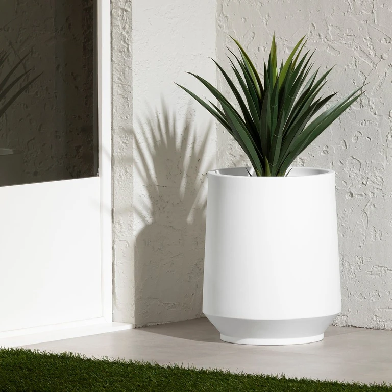 Dalya White 19" Outdoor Planter
