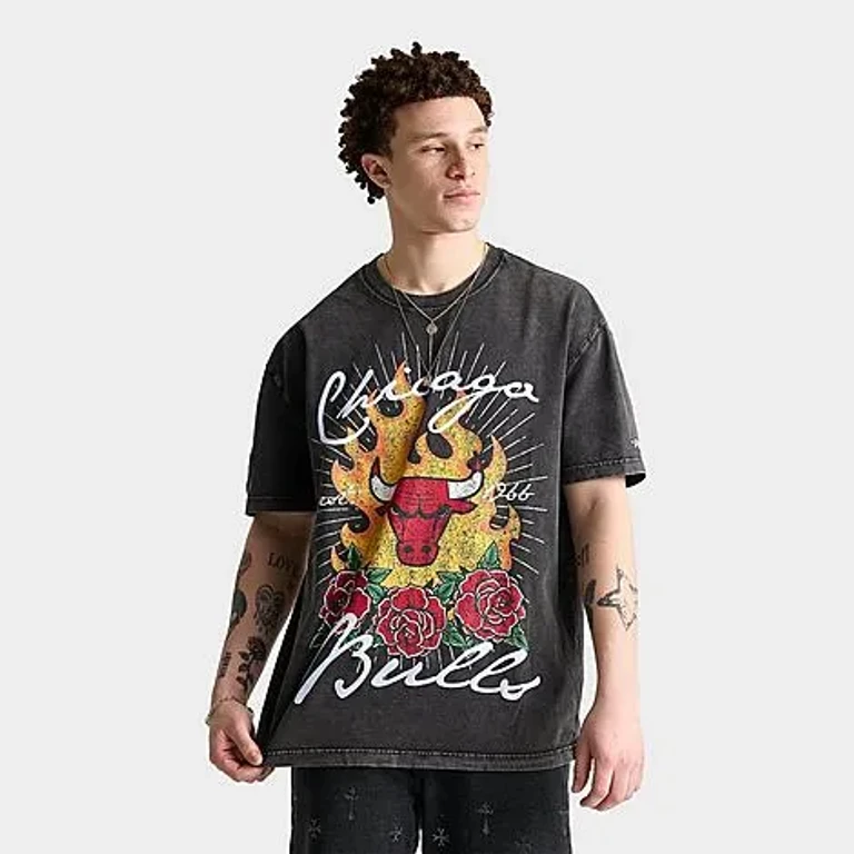 Pro Standard Men's Chicago Bulls NBA Fire And Roses T-Shirt in Washed Black Size: Small