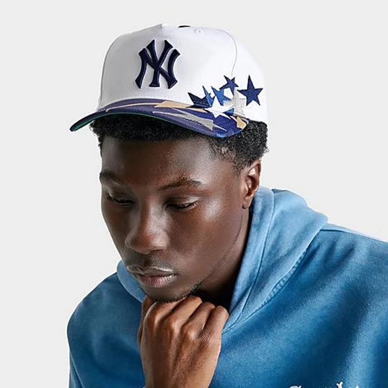 Mitchell & Ness New York Yankees MLB Shooting Stars Caddy Fit Snapback Hat in White/Navy