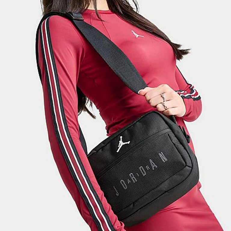 Blacktop Messenger Bag (3.6L) in Black