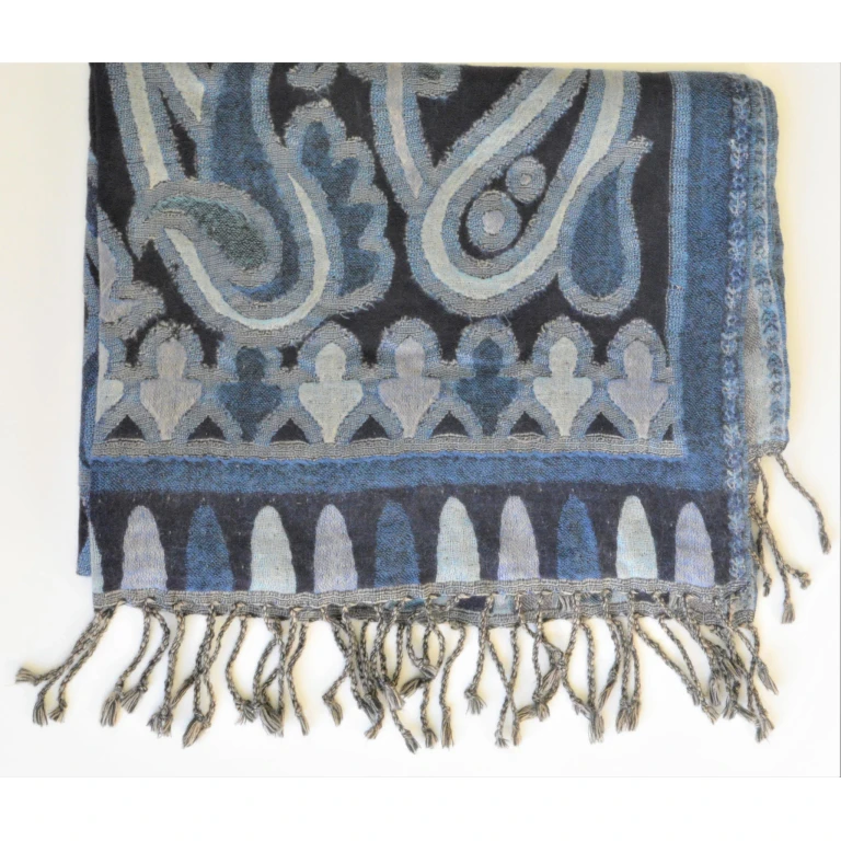 Elegant Handwoven Pashmina Shawl with Paisley Design – Soft, Elegant and Lightweight Wrap