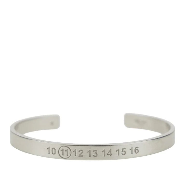 Bracelet manchette Maison Margiela avec logo gravé