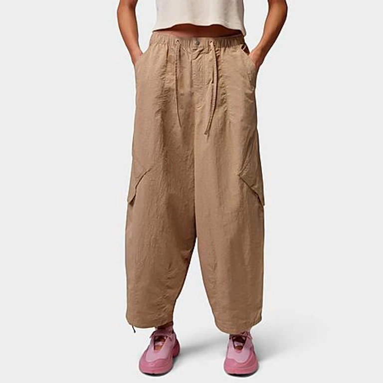 Jordan Women's Flight Chicago Parachute Pants in Khaki/Khaki Size: XS