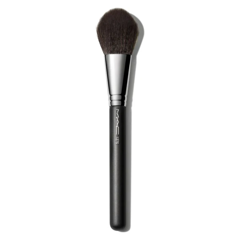 Mac 127S Split Fibre A paddle-tipped face brush made with two different types of fibres.