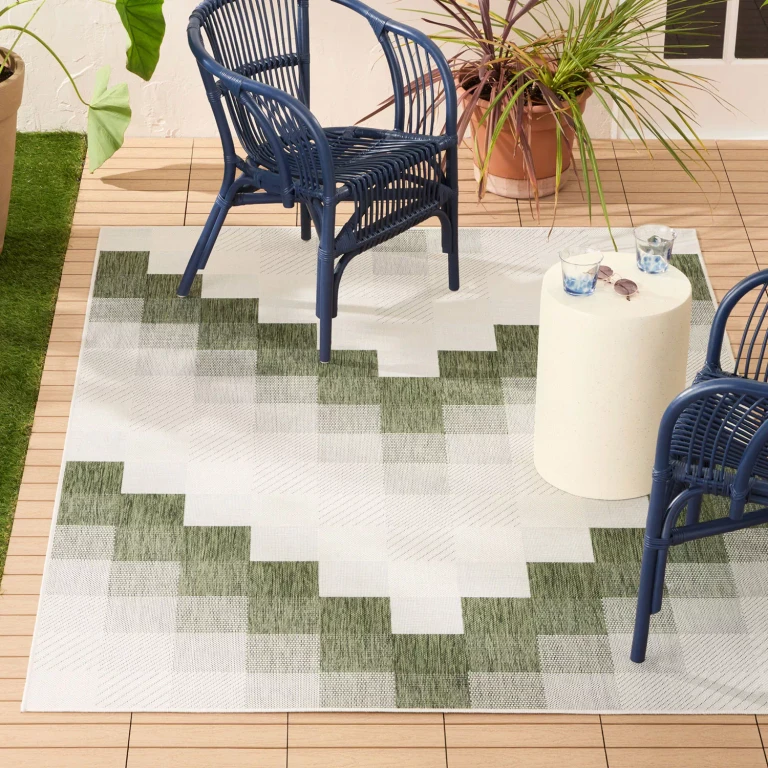 Ombre Chevron Indoor/Outdoor Area Rug:- 8' x 10', Green