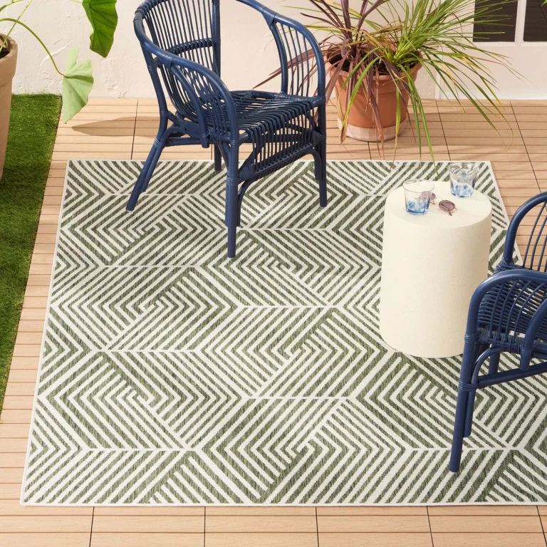 Ombre Geo Indoor/Outdoor Area Rug:- 5' x 7', Green