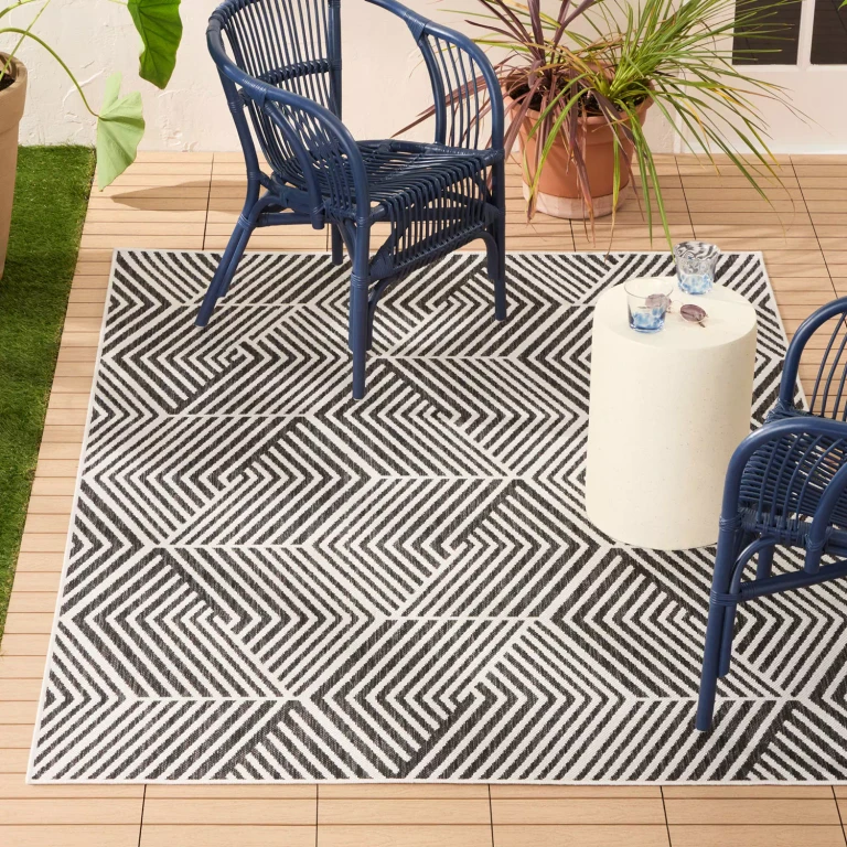 Ombre Geo Indoor/Outdoor Area Rug:- 9' x 12', Black