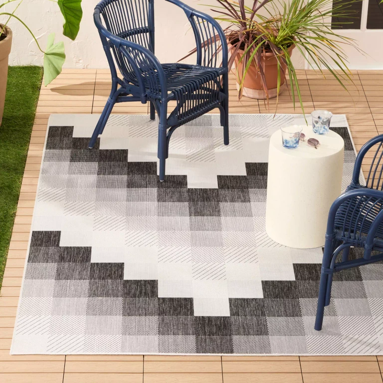 Ombre Chevron Indoor/Outdoor Area Rug:- 8' x 10', Black