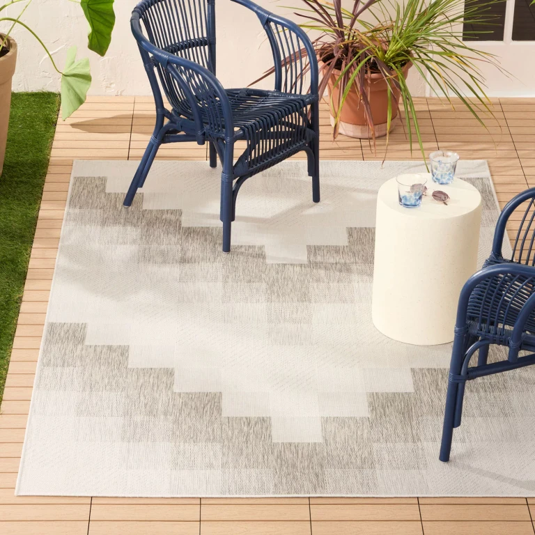 Ombre Chevron Indoor/Outdoor Area Rug:- 5' x 7', Grey
