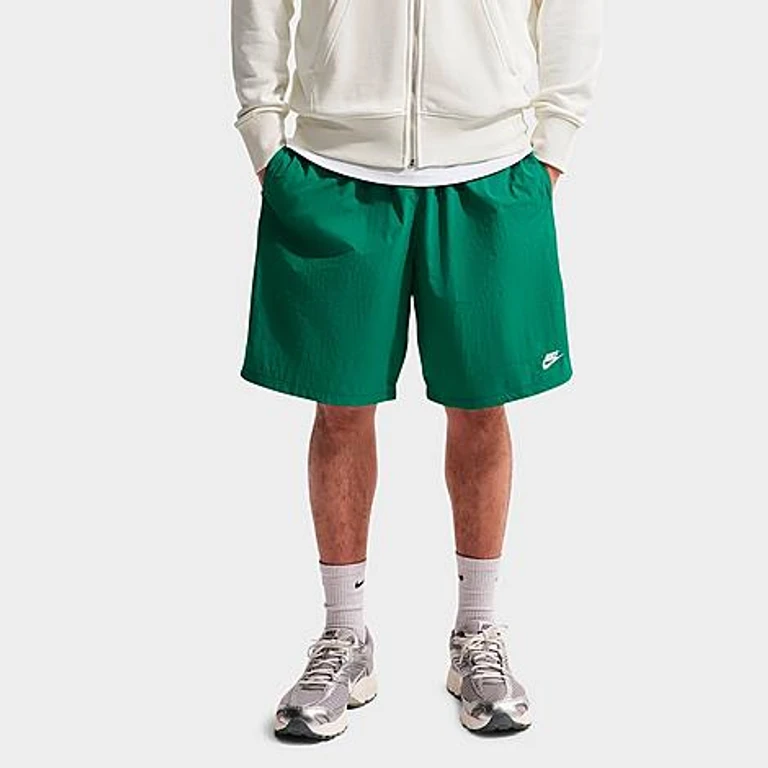 Sportswear Club Sport Shorts in Malachite/White