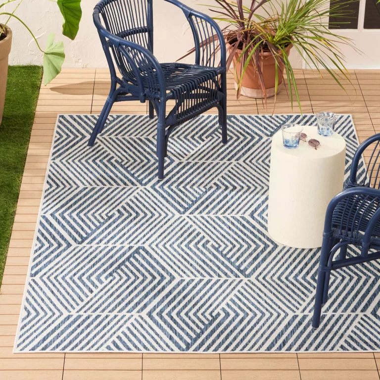 Ombre Geo Indoor/Outdoor Area Rug:- 5' x 7', Navy