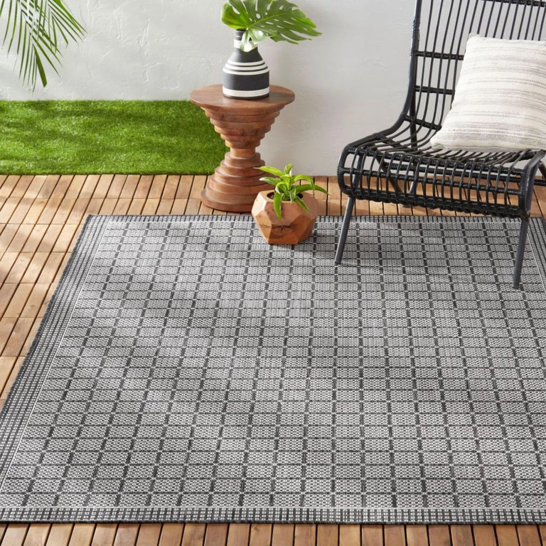 New York Patio Country Luna Contemporary Geometric Indoor/Outdoor Area Rug - Black/Gray 5'2'x7'2':
