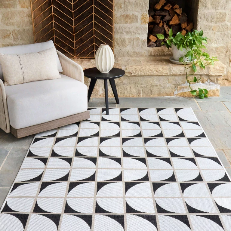 Lavant Palma Indoor/Outdoor Area Rug:- 5'3' x 7'
