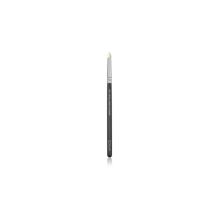 230 Detail Smoky precision brush for eyeshadow application