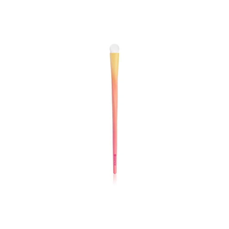 essence BRUSH IT LIKE IT'S ART eyeshadow brush 01 Throwing A Little Color
