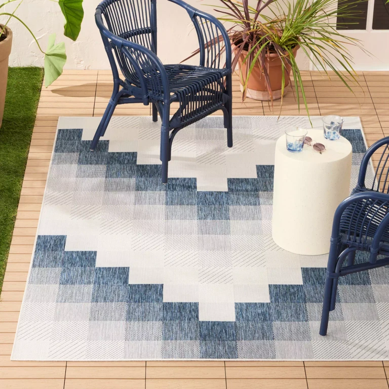 Ombre Chevron Indoor/Outdoor Area Rug:- 8' x 10', Navy