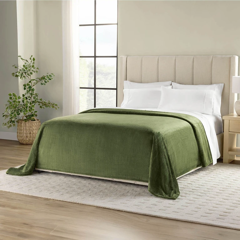 Members Mark - 106X94 Oversized Cloud Touch Blanket Self-Hem Chevron Pattern - Dark Olive:- Dark Olive