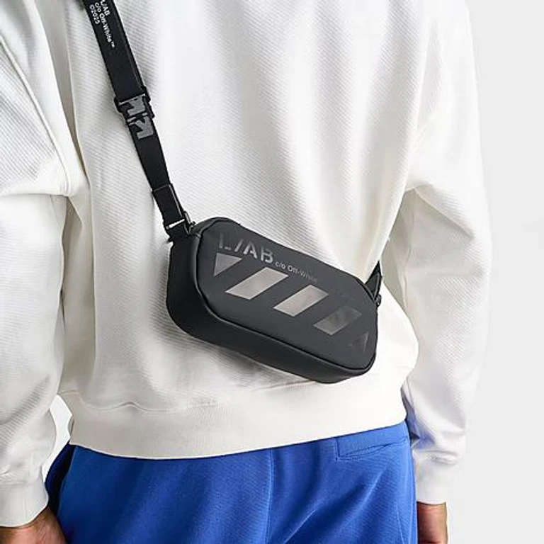 L/AB c/o Off-White Bolsa transversal oval em preto