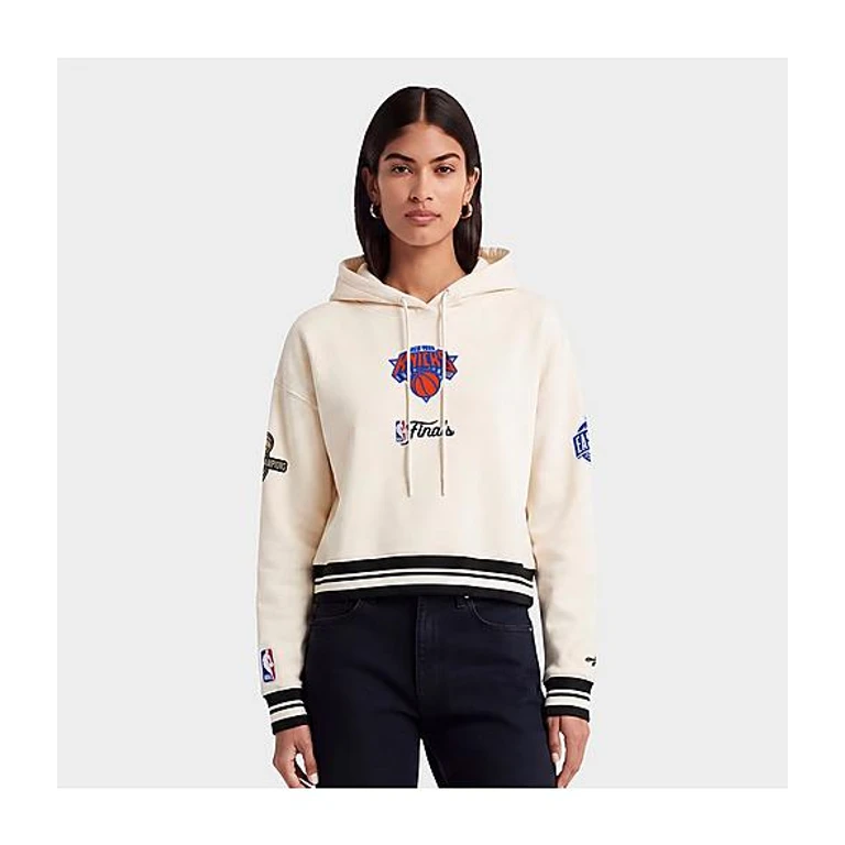 New York Knicks NBA Classic Fleece Cropped Pullover Hoodie in Eggshell/Black
