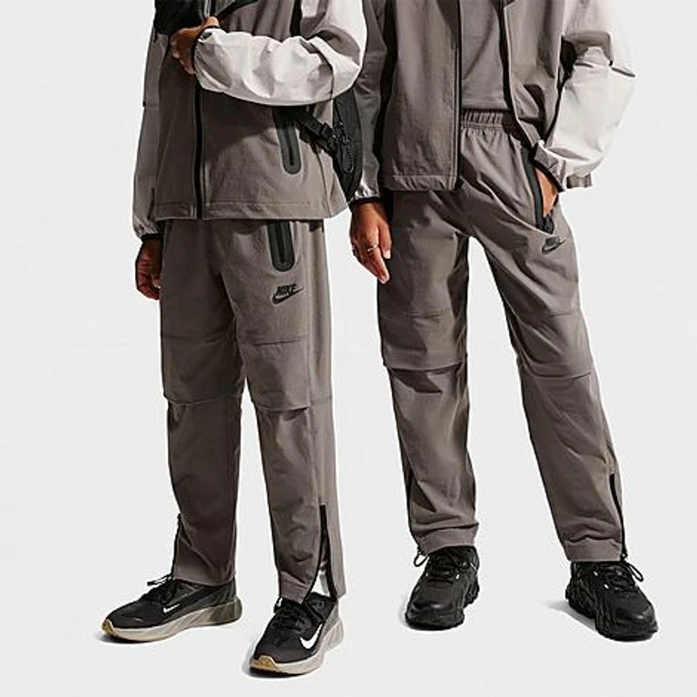 Calça Nike Big Kids Tech Woven em Cave Stone/Cave Stone