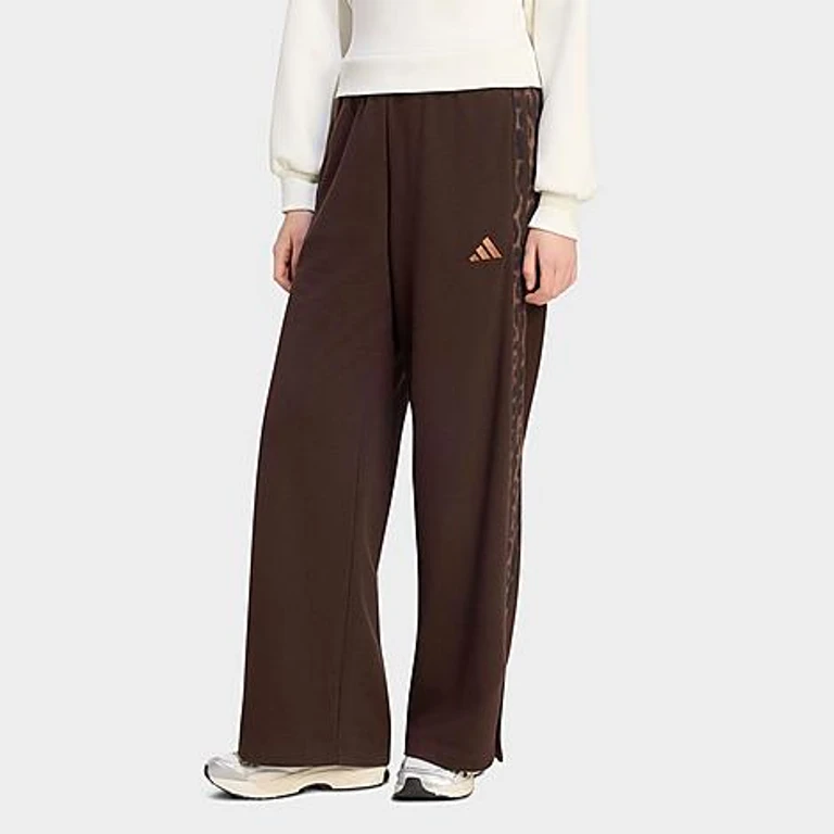 Pantalón adidas Seasonal Essentials con estampado animal y 3 rayas