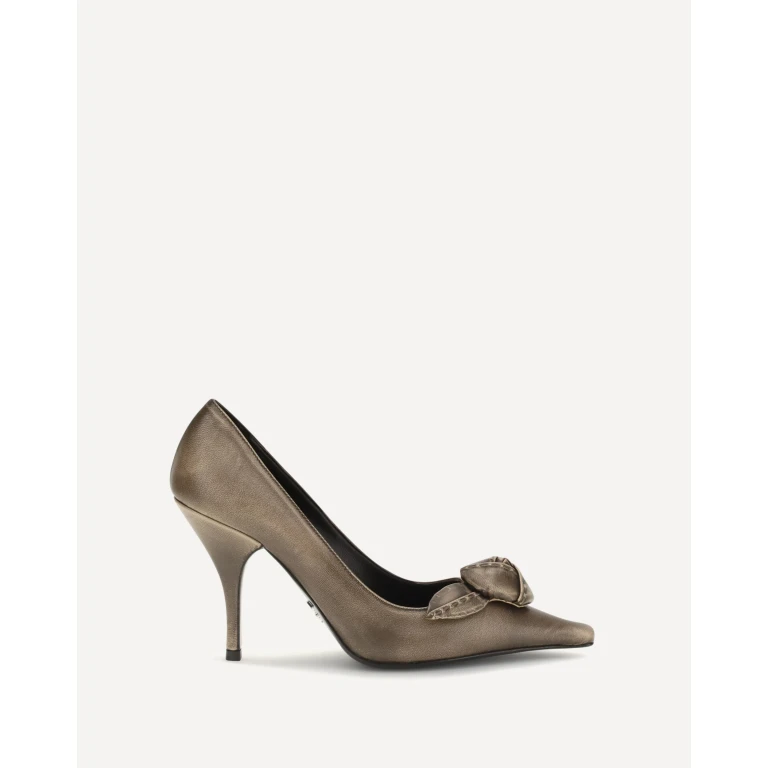 Leather Pumps with rose appliqué Female 37