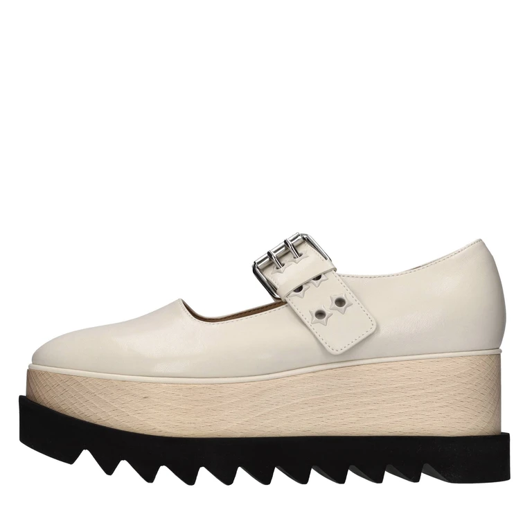 Flat shoes