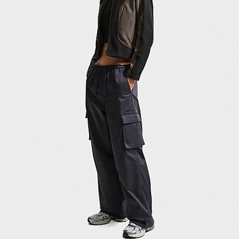 Women's Sportswear Loose Mid-Rise Utility Cargo Pants in Gridiron/Gridiron Size: XS
