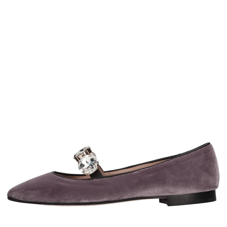 Flat shoes