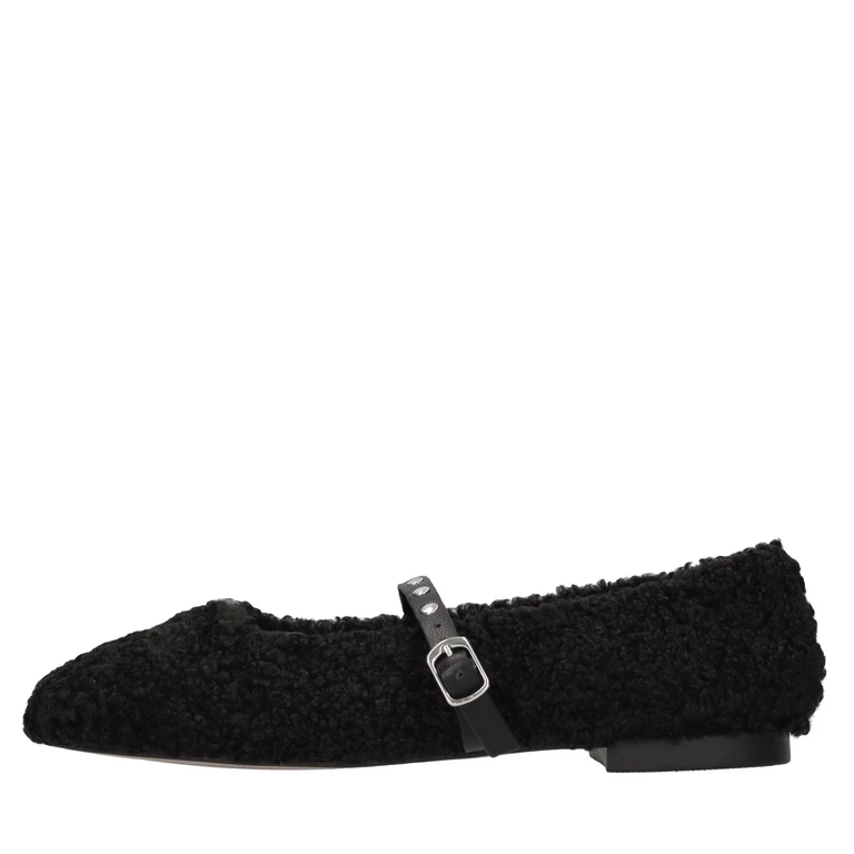 Flat shoes