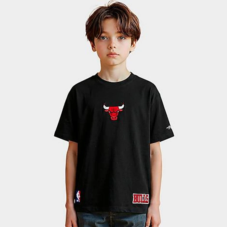 Pro Standard Big Kids Chicago Bulls NBA Wingspan Drop Shoulder T-Shirt in Black Size: Small