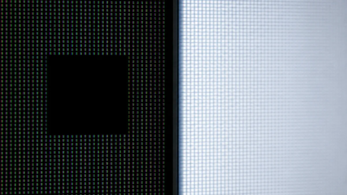 Image: 한쪽 픽셀이 완전히 꺼진 OLED 패널과 LCD 층 뒤로 LED 백라이트가 빛나는 QLED 패널을 나란히 확대한 모습 — AI 일러스트